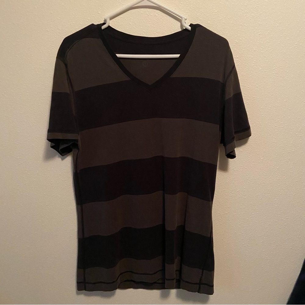 Lululemon Fundamental V-Neck T-Shirt. Men’s Medium. Grey and Black Striped.